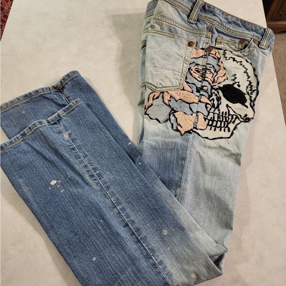 GRAIL Stylish Light Wash Jeans with Embroidery - Picture 5 of 10